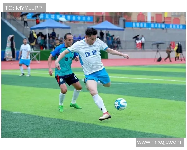 足球球星齐聚一堂同框合影，展现绿茵场上友谊与荣耀的无限魅力